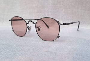 บิดาแห่งศิลปะแว่นตาสตีมพังก์ฝรั่งเศส ราคานักศึกษา ป.โท ฌอง ปอล โกลติเยร์–JEAN PAUL GAULTIER ตัวประวัติศาสตร์ รุ่น 55–0101 สวมใส่โดย เดวิด โบวี–David Bowie ยอดศิลปินชาวอังกฤษ 1 ในนักดนตรีที่ทรงอิทธิพลมากที่สุดในศตวรรษที่ 20 เลนส์กระจกคริสตัลกันแดดฝรั่งเศส สีกลีบบัว ป้องกัน UV100% ขนาดมาตรฐาน 135mm บิดาแห่งศิลปะแว่นตาสตีมพังก์ฝรั่งเศส ราคานักศึกษา ป.โท ฌอง ปอล โกลติเยร์–JEAN PAUL GAULTIER ตัวประวัติศาสตร์ รุ่น 55–0101 สวมใส่โดย เดวิด โบวี–David Bowie ยอดศิลปินชาวอังกฤษ 1 ในนักดนตรีที่ทรงอิทธิพลมากที่สุดในศตวรรษที่ 20 เลนส์กระจกคริสตัลกันแดดฝรั่งเศส สีกลีบบัว ป้องกัน UV100% ขนาดมาตรฐาน 135mm