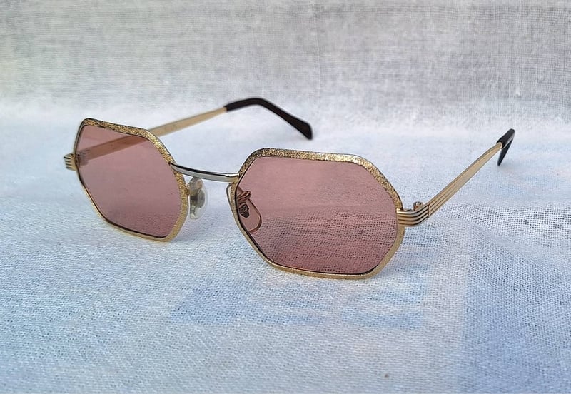 แว่นตาอเมริกันชนยุคซิกตี้ วิคตอรี ออปติคอล–VICTORY OPTICAL ตัวแท้ สภาพเทพ เก่าเก็บทศวรรษ 1960 อลังการงานสร้างในยุคของ วินเซนต์  เจ. ซาลิเออร์โน โมเดลยุคซิวิลวอร์ แปดเหลี่ยม–คลาสสิก เลนส์กระจกคริสตัลฝรั่งเศส หายาก สีอเมทิสต์–Amethyst ขนาดมาตรฐานโมเดลนี้–Standard One Size 135mm สวมใส่ได้ทุกขนาดใบหน้า