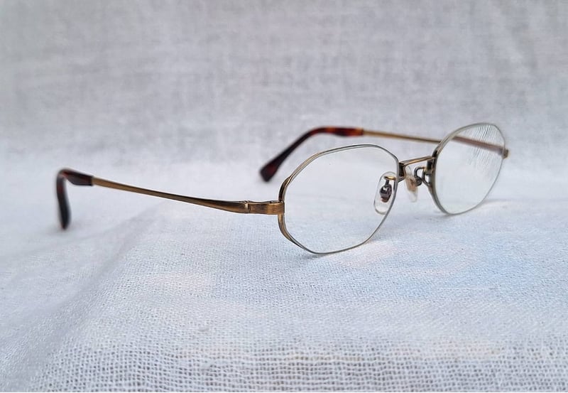 แว่นสายตาเจแปนิสแฮนด์คราฟท์ทศวรรษ 2010 ฟอสฟอรอส–PHOSPHOROS ตัวแท้ มือหนึ่ง สภาพเทพไม่เคยใช้งาน โมเดลยุคซิวิลวอร์–แปดเหลี่ยม–คลาสสิก กรอบเบต้าไทเทเนียมสีทอง เลนส์บลูโพรเทค มัลติโค้ท ค่าสายตา +275 ป้องกันแสงสีฟ้าที่อันตรายจากคอมพิวเตอร์ทุกชนิด ขนาดมาตรฐาน–Standard One Size 135mm สวมใส่ได้ทุกขนาดใบหน้า