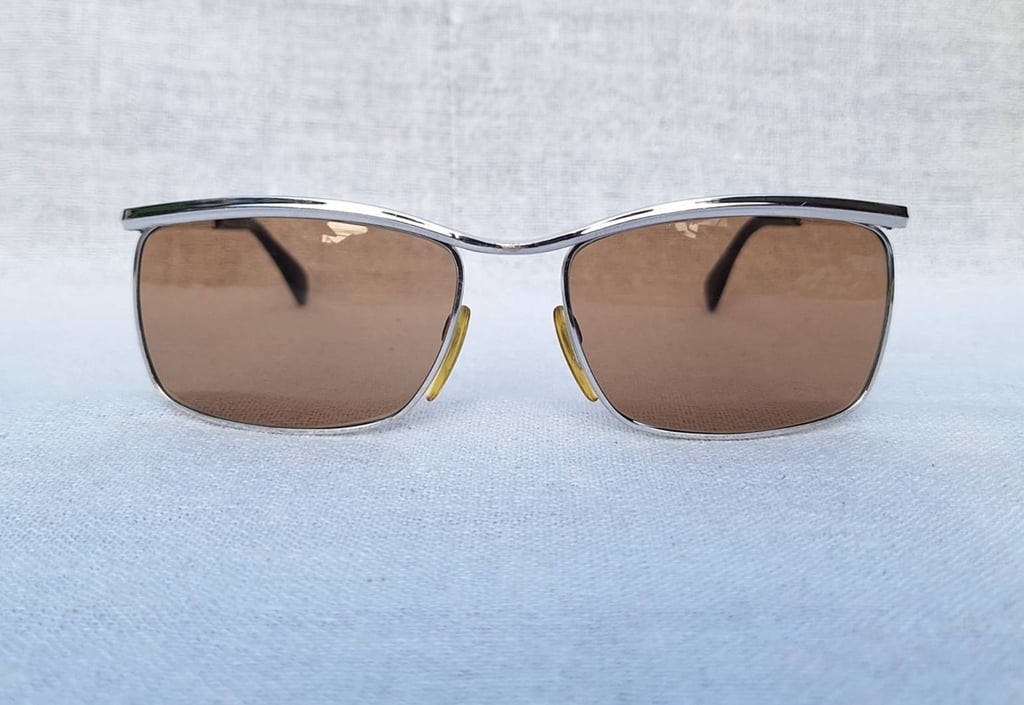 โคตรแว่นตาเก่าแก่ลำดับ 2 ของเยอรมนี เมทซเลอร์ METZLER–ZEISS ตัวแท้ สภาพเทพ เก่าเก็บทศวรรษ 1960 กรอบทองขาวแท้–หุ้ม 10K GF สัดส่วนทองคำบริสุทธิ์ 41.67% โมเดลหายาก–สี่เหลี่ยม–นักบิน–คาร์ลตัน แฟลช โคตรเลนส์กระจกพระเจ้า CARL ZEISS JENA ที่ได้รับยกย่องว่าดีที่สุดตลอดกาลของชนชาติเยอรมัน ขนาดมาตรฐาน 141mm