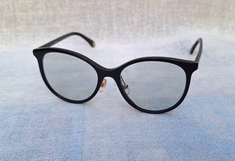 ที่สุดแห่งแว่นตาลักซ์ชัวรีแบรนด์ฝรั่งเศสแถวหน้าของโลก ชาแนล–CHANEL รุ่น 3412–A ตัวแท้ สภาพเทพ เก่าเก็บ ค.ศ.2021 กรอบวัสดุไฮเอนด์–อะซีเทต–อนุพันธุ์เส้นใยพืช–ดำ เลนส์กระจกคริสตัลออโต้ฝรั่งเศส สีเทา–สว่าง ปรับความเข้มอัตโนมัติ ขนาดมาตรฐาน–Standard One Size 131mm ผลิตไซซ์เดียว สวมใส่ได้ทุกขนาดใบหน้า