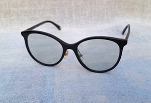 ที่สุดแห่งแว่นตาลักซ์ชัวรีแบรนด์ฝรั่งเศสแถวหน้าของโลก ชาแนล–CHANEL รุ่น 3412–A ตัวแท้ สภาพเทพ เก่าเก็บ ค.ศ.2021 กรอบวัสดุไฮเอนด์–อะซีเทต–อนุพันธุ์เส้นใยพืช–ดำ เลนส์กระจกคริสตัลออโต้ฝรั่งเศส สีเทา–สว่าง ปรับความเข้มอัตโนมัติ ขนาดมาตรฐาน–Standard One Size 131mm ผลิตไซซ์เดียว สวมใส่ได้ทุกขนาดใบหน้า ที่สุดแห่งแว่นตาลักซ์ชัวรีแบรนด์ฝรั่งเศสแถวหน้าของโลก ชาแนล–CHANEL รุ่น 3412–A ตัวแท้ สภาพเทพ เก่าเก็บ ค.ศ.2021 กรอบวัสดุไฮเอนด์–อะซีเทต–อนุพันธุ์เส้นใยพืช–ดำ เลนส์กระจกคริสตัลออโต้ฝรั่งเศส สีเทา–สว่าง ปรับความเข้มอัตโนมัติ ขนาดมาตรฐาน–Standard One Size 131mm ผลิตไซซ์เดียว สวมใส่ได้ทุกขนาดใบหน้า