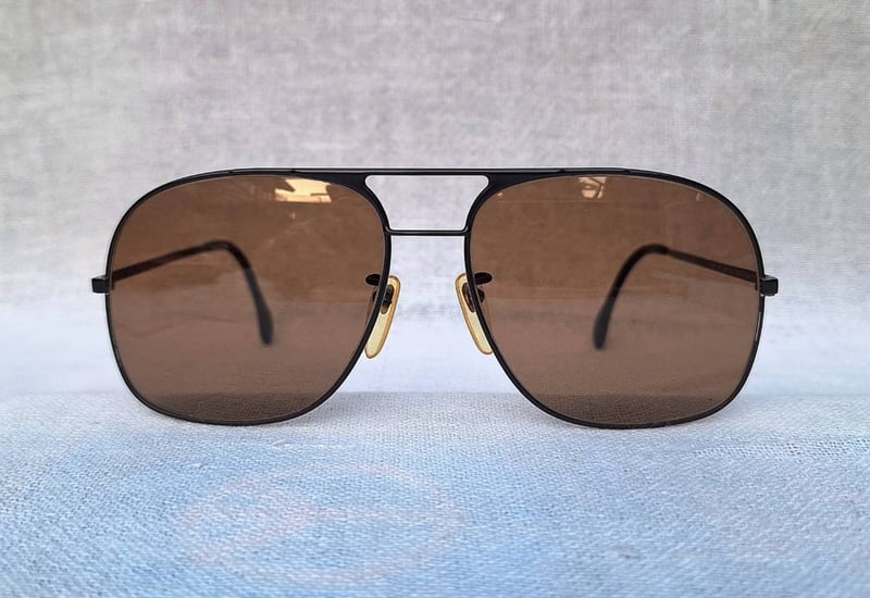 โคตรแว่นตาเยอรมันตะวันตกและเลนส์กระจกคริสตัลพระเจ้า คาร์ล ไซส์ เยนา–CARL ZEISS JENA ที่ได้รับยกย่องว่าดีที่สุดตลอดกาลของชนชาติเยอรมัน โมเดลสี่เหลี่ยมนักบิน–สิงห์ดำ ตัวแท้ เก่าเก็บทศวรรษ 1970 โคตรเลนส์กระจกพระเจ้า CARL ZEISS JENA สีน้ำตาล–สว่าง ป้องกัน UV100% น.น.37g ขนาดมาตรฐาน 140mm