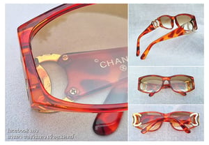 ที่สุดแห่งแว่นตาลักซ์ชัวรีแบรนด์ฝรั่งเศสแถวหน้าของโลก ชาแนล–CHANEL รุ่นหายาก 02461 94305 ตัวแท้ ! สภาพเทพ เก่าเก็บทศวรรษ 1990 กรอบวัสดุอะซีเทต–อนุพันธุ์เส้นใยพืช–ลายกระ–โปร่งแสง เลนส์โพลีคาร์บอเนตกันแดด สีเขียวมะกอก–ไล่ระดับ น.น.37g ขนาดมาตรฐานโมเดลนี้–Standard One Size 136mm สวมใส่ได้ทุกขนาดใบหน้า ที่สุดแห่งแว่นตาลักซ์ชัวรีแบรนด์ฝรั่งเศสแถวหน้าของโลก ชาแนล–CHANEL รุ่นหายาก 02461 94305 ตัวแท้ ! สภาพเทพ เก่าเก็บทศวรรษ 1990 กรอบวัสดุอะซีเทต–อนุพันธุ์เส้นใยพืช–ลายกระ–โปร่งแสง เลนส์โพลีคาร์บอเนตกันแดด สีเขียวมะกอก–ไล่ระดับ น.น.37g ขนาดมาตรฐานโมเดลนี้–Standard One Size 136mm สวมใส่ได้ทุกขนาดใบหน้า