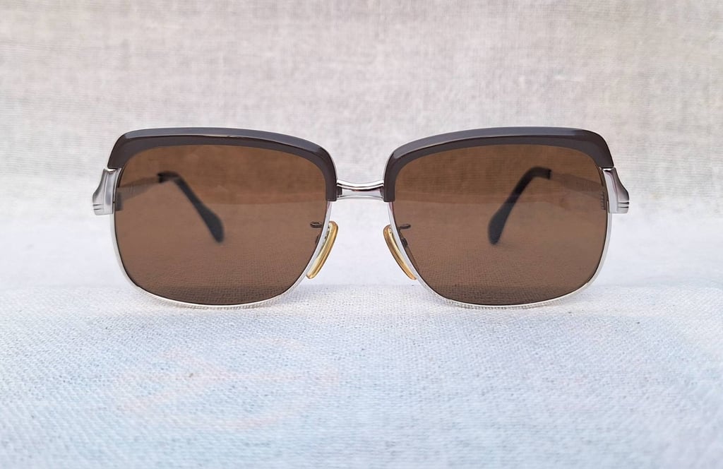 โคตรแว่นตาเก่าแก่ลำดับ 2 ของเยอรมนี เมทซเลอร์ METZLER–ZEISS ตัวแท้ มือหนึ่ง สต็อกเก่าปลายทศวรรษ1960 โมเดลคลาสสิก–โบรว์ไลน์–นายกสโมสร กรอบโลหะราชสีห์เงิน คิ้ว–อะซีเทตเกรดพรีเมียม–สีดาร์กช็อคโกแลต โคตรเลนส์กระจกพระเจ้า CARL ZEISS JENA ที่ได้รับยกย่องว่าดีที่สุดตลอดกาลของชนชาติเยอรมัน ขนาดมาตรฐาน 141mm โคตรแว่นตาเก่าแก่ลำดับ 2 ของเยอรมนี เมทซเลอร์ METZLER–ZEISS ตัวแท้ มือหนึ่ง สต็อกเก่าปลายทศวรรษ1960 โมเดลคลาสสิก–โบรว์ไลน์–นายกสโมสร กรอบโลหะราชสีห์เงิน คิ้ว–อะซีเทตเกรดพรีเมียม–สีดาร์กช็อคโกแลต โคตรเลนส์กระจกพระเจ้า CARL ZEISS JENA ที่ได้รับยกย่องว่าดีที่สุดตลอดกาลของชนชาติเยอรมัน ขนาดมาตรฐาน 141mm