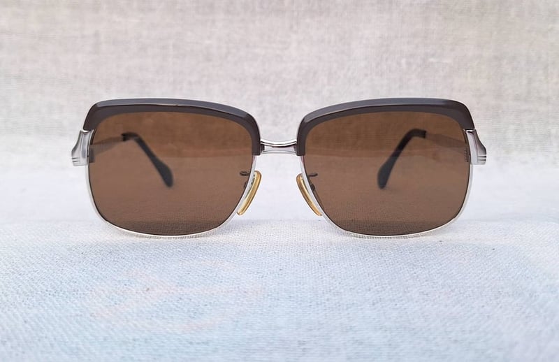 โคตรแว่นตาเก่าแก่ลำดับ 2 ของเยอรมนี เมทซเลอร์ METZLER–ZEISS ตัวแท้ มือหนึ่ง สต็อกเก่าปลายทศวรรษ1960 โมเดลคลาสสิก–โบรว์ไลน์–นายกสโมสร กรอบโลหะราชสีห์เงิน คิ้ว–อะซีเทตเกรดพรีเมียม–สีดาร์กช็อคโกแลต โคตรเลนส์กระจกพระเจ้า CARL ZEISS JENA ที่ได้รับยกย่องว่าดีที่สุดตลอดกาลของชนชาติเยอรมัน ขนาดมาตรฐาน 141mm