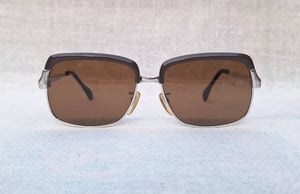 โคตรแว่นตาเก่าแก่ลำดับ 2 ของเยอรมนี เมทซเลอร์ METZLER–ZEISS ตัวแท้ มือหนึ่ง สต็อกเก่าปลายทศวรรษ1960 โมเดลคลาสสิก–โบรว์ไลน์–นายกสโมสร กรอบโลหะราชสีห์เงิน คิ้ว–อะซีเทตเกรดพรีเมียม–สีดาร์กช็อคโกแลต โคตรเลนส์กระจกพระเจ้า CARL ZEISS JENA ที่ได้รับยกย่องว่าดีที่สุดตลอดกาลของชนชาติเยอรมัน ขนาดมาตรฐาน 141mm