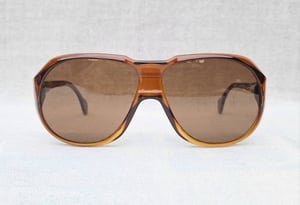 โคตรแว่นตาเยอรมันตะวันตก มาร์วิทซ์–ไซส์ MARWITZ–ZEISS ซีรีส์ตัวท็อป 8065 มือหนึ่ง สต็อกเก่าทศวรรษ 1970 อลังการงานสร้างสุดยอดวัสดุอ็อพทิล–Optyl สีอำพันโปร่งแสง โคตรเลนส์กระจกพระเจ้า CARL ZEISS JENA ที่ได้รับยกย่องว่าดีที่สุดตลอดกาลของชนชาติเยอรมัน ขนาดมาตรฐาน–ใหญ่ 148mm อืม.. เต็มหน้าเต็มตาดีจริง ๆ