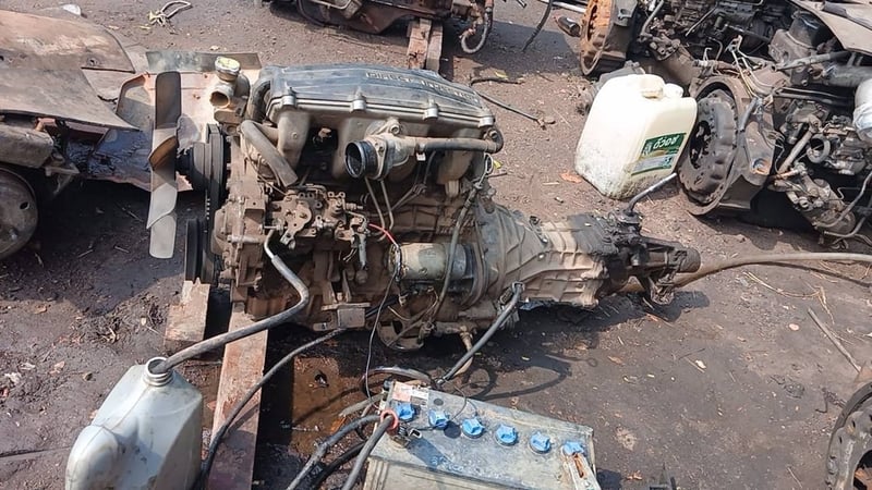 เครื่อง ISUZU 2500 ฝาดำ 22000 บาทร้อมเกียร์ 