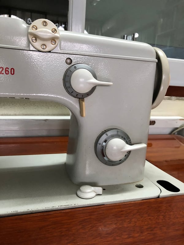 จักรเย็บผ้าไฟฟ้า PFAFF 260 (เยอรมนี) จักรเย็บผ้าไฟฟ้า PFAFF 260 (เยอรมนี)