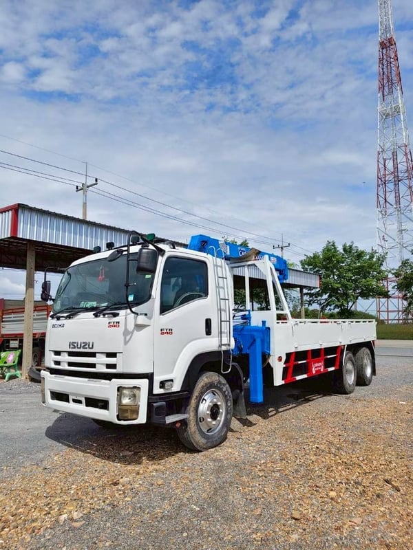 ISUZU FTR 220แรงม้า รถบรรทุก 6ล้อ กระบะเหล็กติดเครน ปี2010