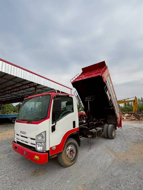 ISUZU NPR 6ล้อดั้มพ์ ปี58