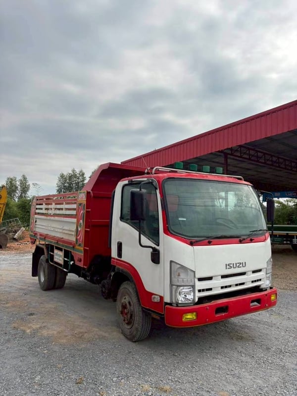 ISUZU NPR 6ล้อดั้มพ์ ปี58
