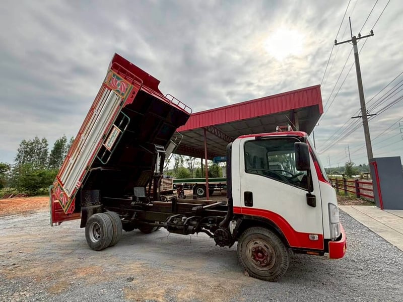 ISUZU NPR 6ล้อดั้มพ์ ปี58