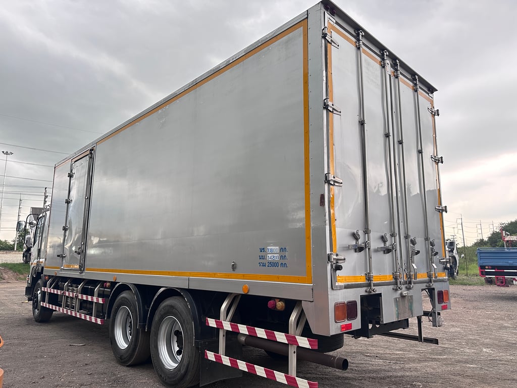 ISUZU FVM 240แรงม้า รถบรรทุก 10ล้อ ตู้เย็น ปี2011