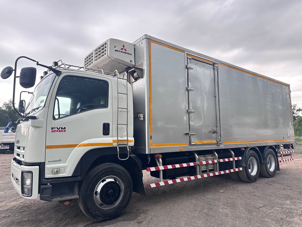 ISUZU FVM 240แรงม้า รถบรรทุก 10ล้อ ตู้เย็น ปี2011