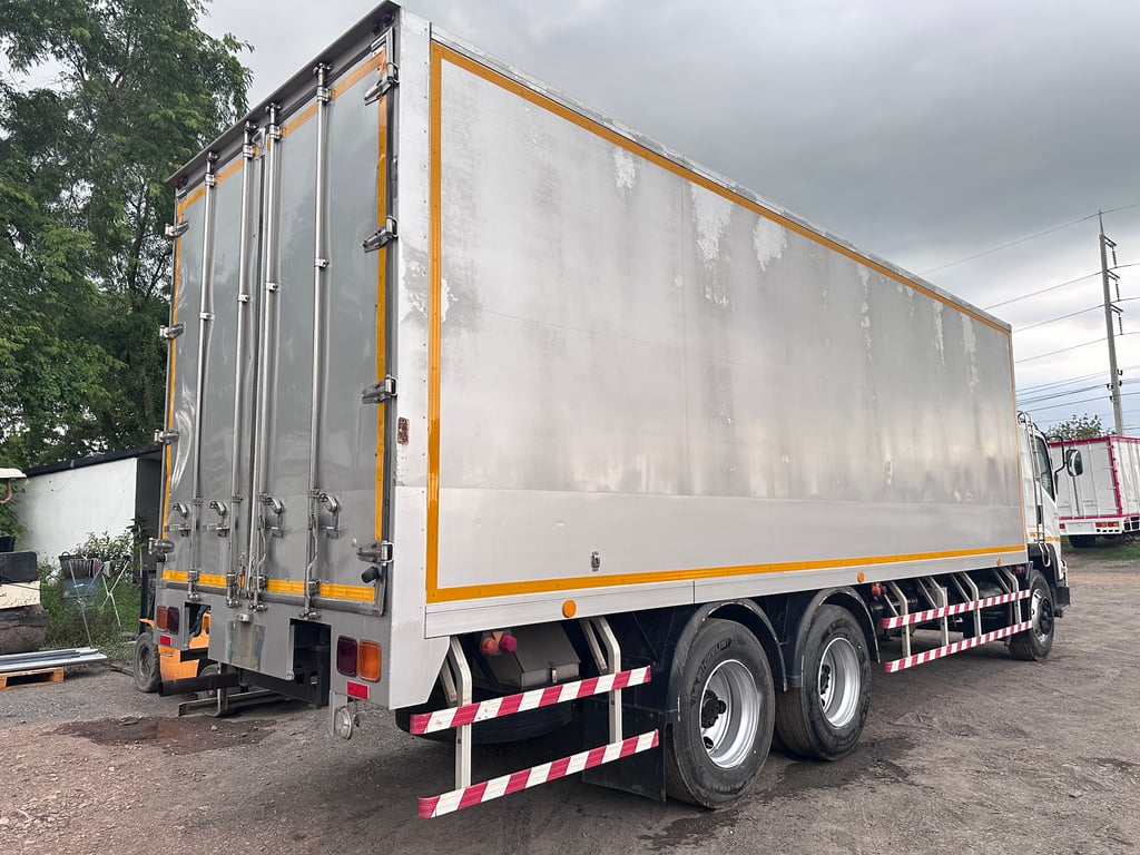 ISUZU FVM 240แรงม้า รถบรรทุก 10ล้อ ตู้เย็น ปี2011
