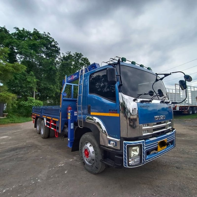 ISUZU FVM 240แรงม้า รถบรรทุก 10ล้อ กระบะเหล็กติดเครน ปี2012