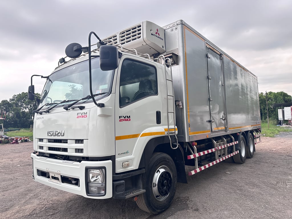 ISUZU FVM 240แรงม้า รถบรรทุก 10ล้อ ตู้เย็น ปี2011