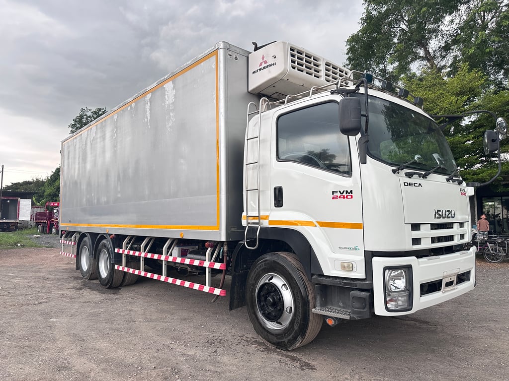 ISUZU FVM 240แรงม้า รถบรรทุก 10ล้อ ตู้เย็น ปี2011