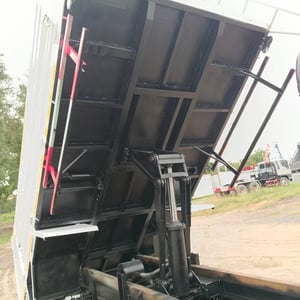 ISUZU NPR 150แรงม้า รถบรรทุก 6ล้อ ดั้มพ์ ปี2015