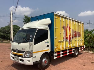 รหัส N318HINO ดูโท่ 150แรง ยูโร3  ปี56 ตู้ 10 บาน ยาว 5 ม. กว้าง 2.2  ม. สูง2.2 ม.  เครื่องดี ยางดี คัสซีสวย ราคา 460,000.บาท โทร 0839946814 น็อต