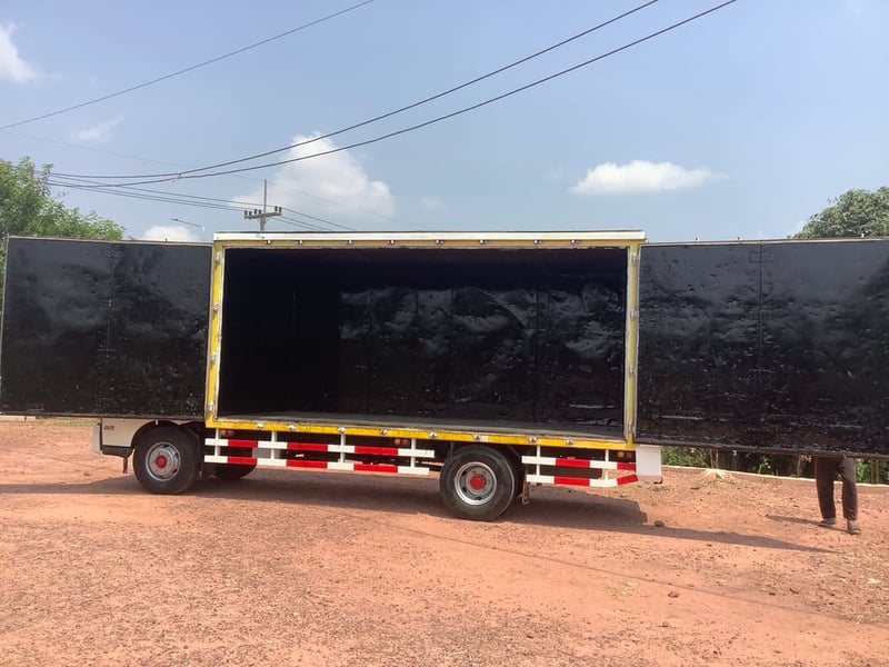 รหัส N318HINO ดูโท่ 150แรง ยูโร3  ปี56 ตู้ 10 บาน ยาว 5 ม. กว้าง 2.2  ม. สูง2.2 ม.  เครื่องดี ยางดี คัสซีสวย ราคา 460,000.บาท โทร 0839946814 น็อต