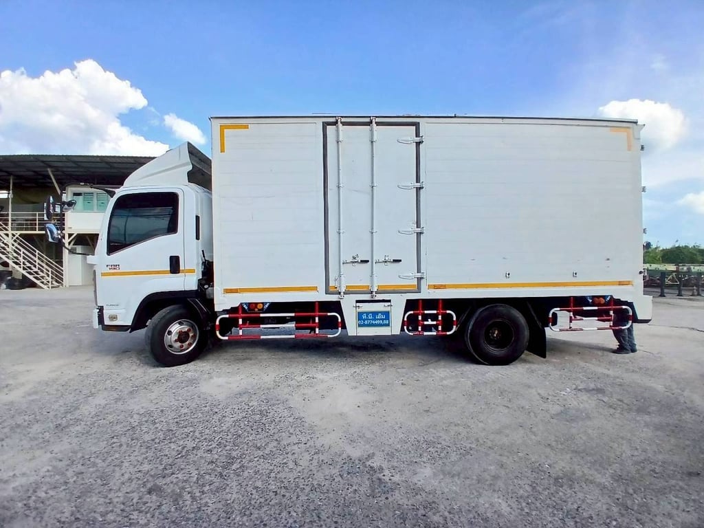 ISUZU FRR 190 ตู้ 3 บาน ยาว 5.5 ปี 63 ISUZU FRR 190 ตู้ 3 บาน ยาว 5.5 ปี 63