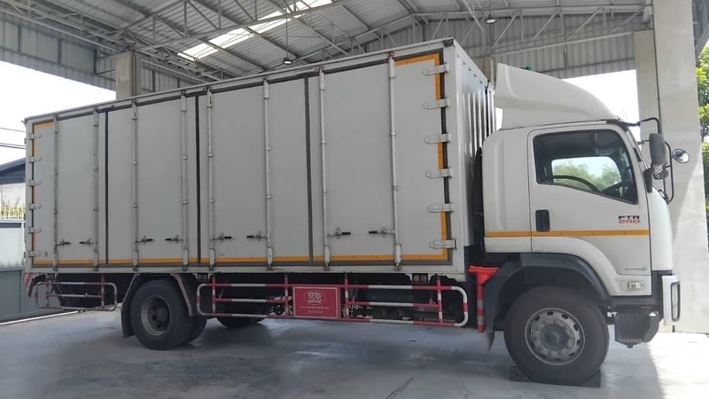 ISUZU FTR 240แรงม้า รถบรรทุก 6ล้อ ตู้แห้ง มีลิฟต์ท้าย