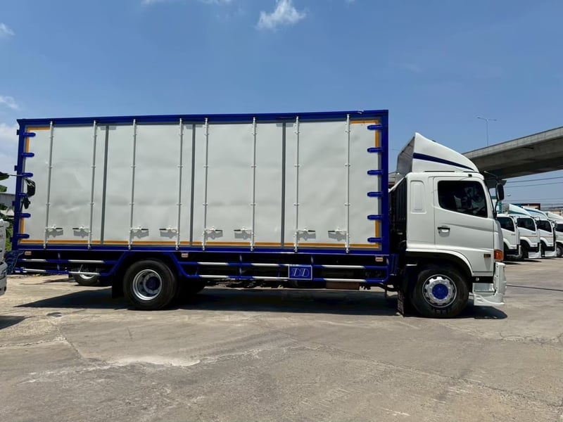 Hino Victor 6 ล้อ ตู้ 10 บาน ปี 60