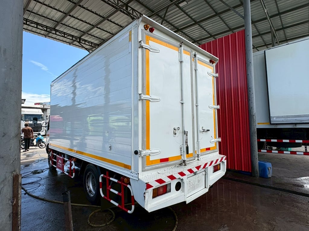 HINO XZU 150แรงม้า รถบรรทุก 4ล้อ ตู้แห้ง ปี2014