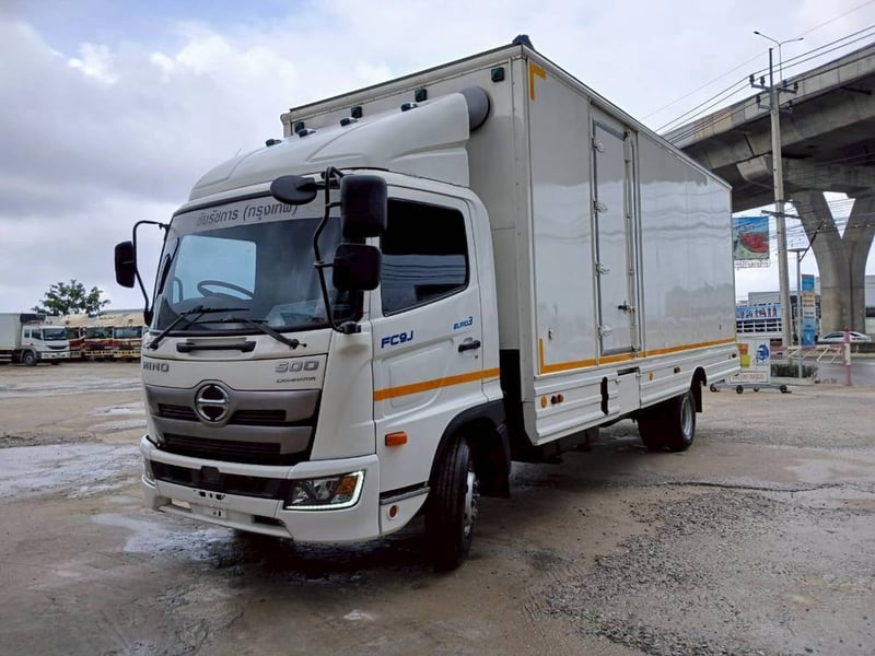 Hino FC 210 แรง ปี 65 ตู้ 3 บาน  ยาว 6.5 ม.