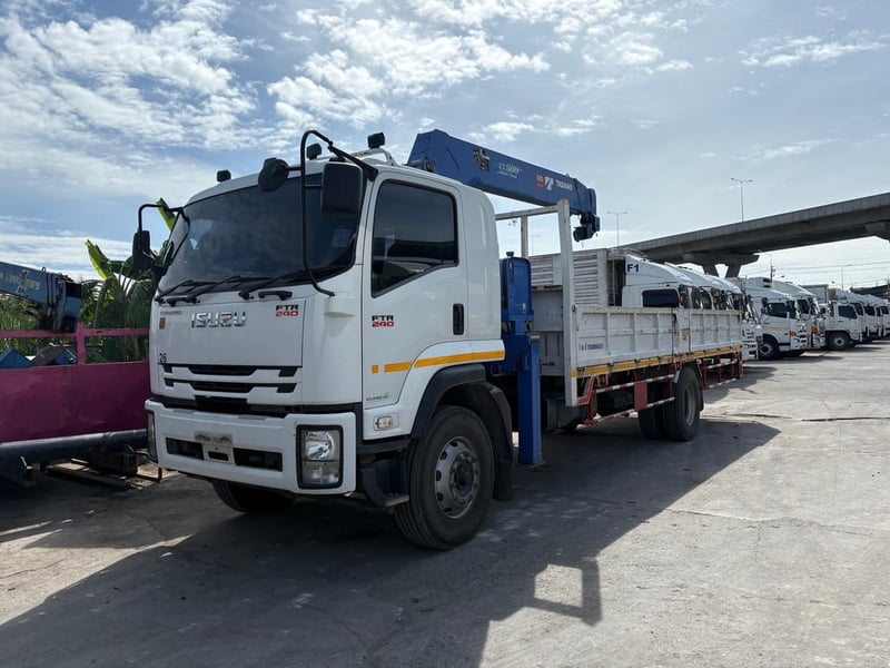 ISUZU FTR 240แรงม้า รถบรรทุก 6ล้อ กระบะเหล็กติดเครน ปี2019 เลขไมล์น้อยกว่า 500,000 กม.