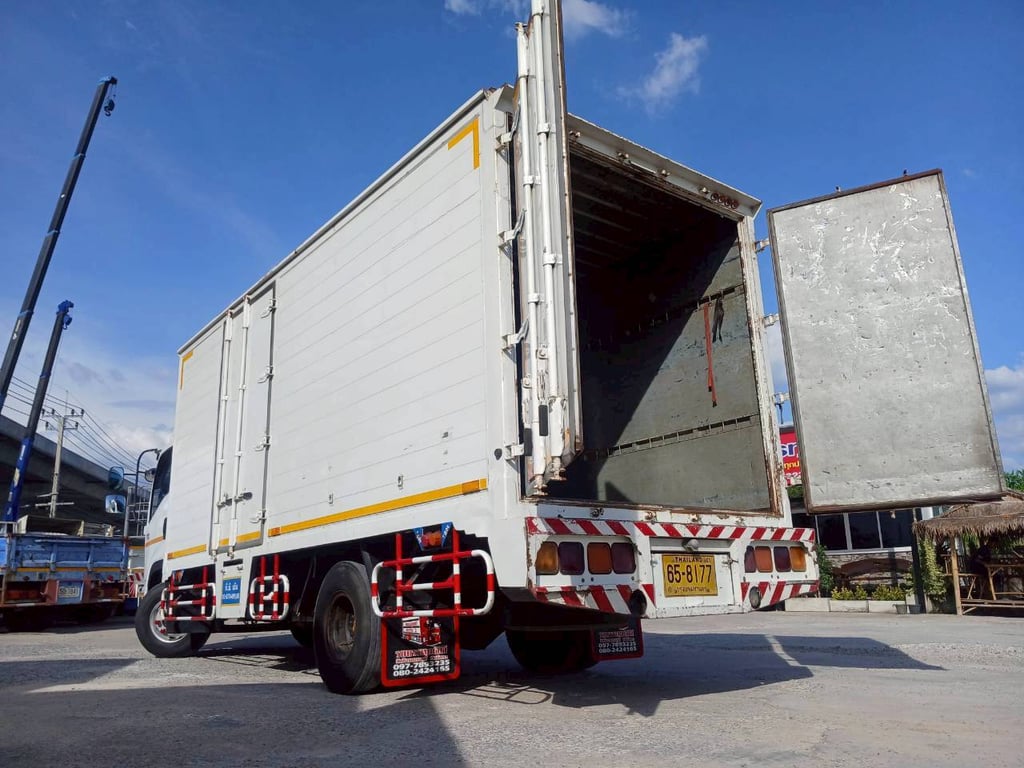 ISUZU FRR 190 ตู้ 3 บาน ยาว 5.5 ปี 63 ISUZU FRR 190 ตู้ 3 บาน ยาว 5.5 ปี 63