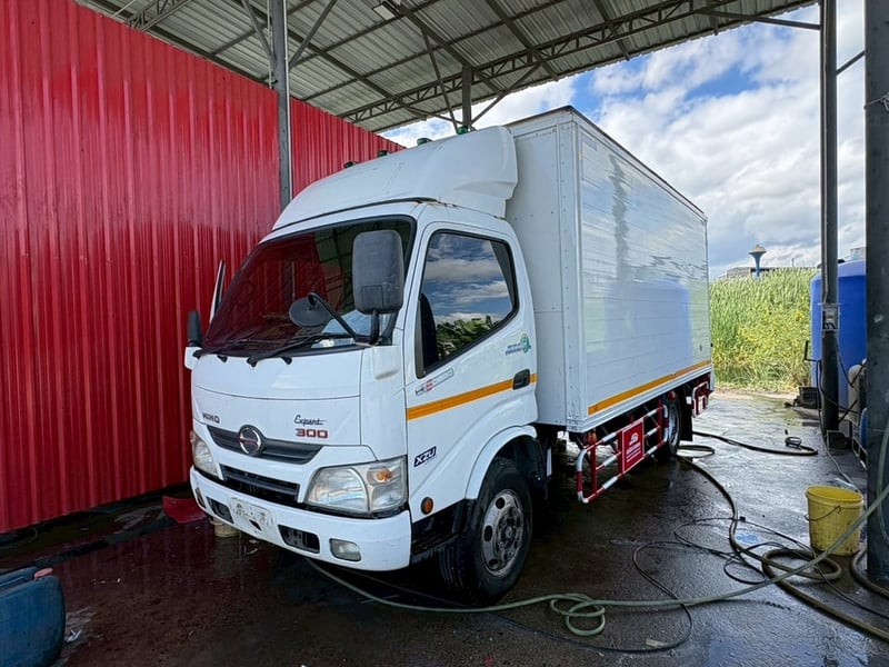HINO XZU 150แรงม้า รถบรรทุก 4ล้อ ตู้แห้ง ปี2014