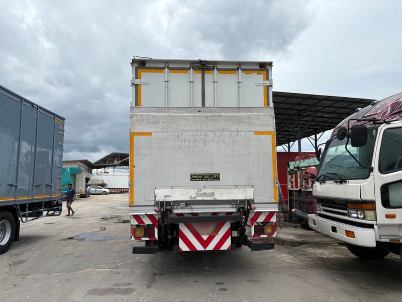 ISUZU FTR 240แรงม้า รถบรรทุก 6ล้อ ตู้แห้ง มีลิฟต์ท้าย