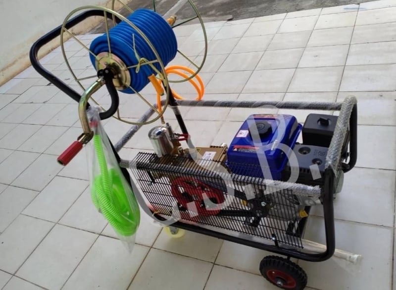 เครื่องพ่นยาแบบรถเข็น รุ่น LJ - 26 Recoil Start Belt Gasoline Power Sprayer AGRIO