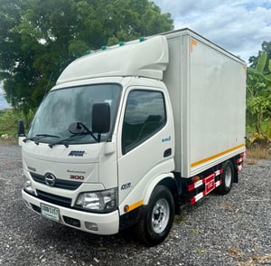 HINO 300 ATOM ปี 2564 สวยๆ เดิมบาง (4 ล้อ - ไม่ติดเวลา) (รถมือเดียวป้ายแดง) (ตู้แห้ง+เปิดท้าย) เครื่องดี คัสซีสวย แอร์เย็น พ.เพาเวอร์ พวงมาลัย Airbag วิทยุ USB MP3 รถถูกคัดสรรผ่านมาตรฐาน รถสวยมาก