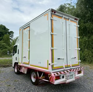 NLR130 ปี 2561 (รถห้างแท้) (4 ล้อ - ไม่ติดเวลา) (รถมือเดียวป้ายแดง) (ตู้แห้ง+เปิดท้าย+เปิดซ้าย) เครื่องดี คัสซีสวย แอร์เย็น พ.เพาเวอร์ ก.ไฟฟ้า พวงมาลัย Airbag วิทยุ USB MP3 รถถูกคัดสรรผ่านมาตรฐาน รถสวยมาก