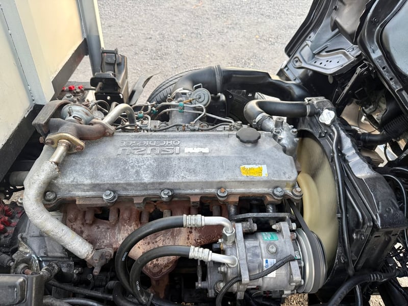 ISUZU NKR 120 แรง ปี 2553 (4 ล้อ-ไม่ติดเวลา) (กระบะ+คอก) เครื่องดี คัสซีสวย แอร์เย็น รถสวย พร้อมใช้งานทันที