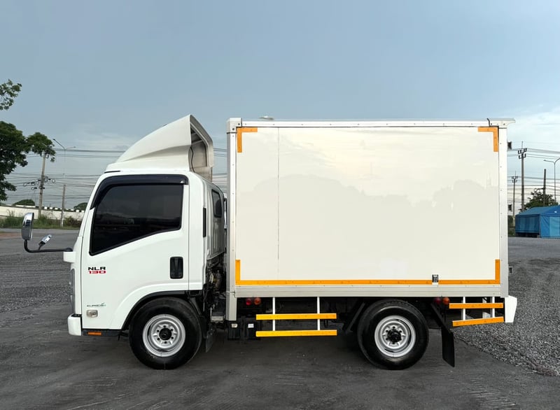 NLR130 ปี 2563 (4 ล้อ - ไม่ติดเวลา) (รถมือเดียวป้ายแดง) (ตู้แห้ง+เปิดท้าย) เครื่องดี คัสซีสวย แอร์เย็น พ.เพาเวอร์ ก.ไฟฟ้า พวงมาลัย Airbag วิทยุ USB MP3 รถถูกคัดสรรผ่านมาตรฐาน NLR130 ปี 2563 (4 ล้อ - ไม่ติดเวลา) (รถมือเดียวป้ายแดง) (ตู้แห้ง+เปิดท้าย) เครื่องดี คัสซีสวย แอร์เย็น พ.เพาเวอร์ ก.ไฟฟ้า พวงมาลัย Airbag วิทยุ USB MP3 รถถูกคัดสรรผ่านมาตรฐาน