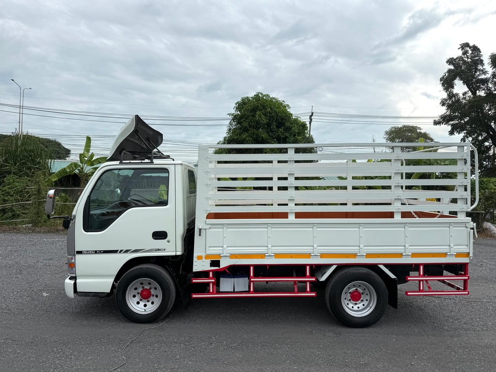 ISUZU NKR 120 แรง ปี 2555 (4 ล้อ-ไม่ติดเวลา) (กระบะ+คอก) เครื่องดี คัสซีสวย แอร์เย็น รถสวย พร้อมใช้งานทันที