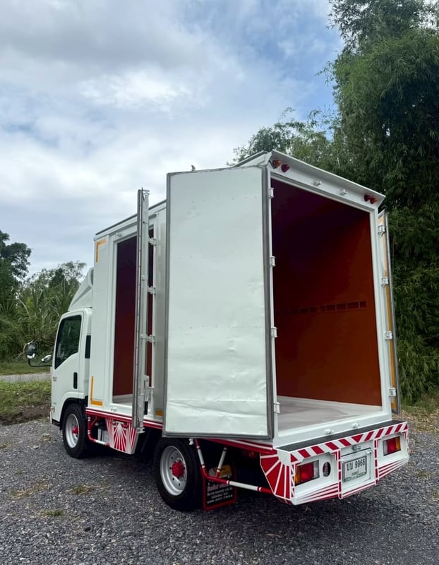 NLR130 ปี 2561 (รถห้างแท้) (4 ล้อ - ไม่ติดเวลา) (รถมือเดียวป้ายแดง) (ตู้แห้ง+เปิดท้าย+เปิดซ้าย) เครื่องดี คัสซีสวย แอร์เย็น พ.เพาเวอร์ ก.ไฟฟ้า พวงมาลัย Airbag วิทยุ USB MP3 รถถูกคัดสรรผ่านมาตรฐาน รถสวยมาก