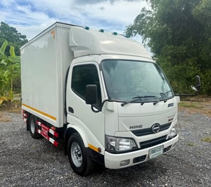 HINO 300 ATOM ปี 2564 สวยๆ เดิมบาง (4 ล้อ - ไม่ติดเวลา) (รถมือเดียวป้ายแดง) (ตู้แห้ง+เปิดท้าย) เครื่องดี คัสซีสวย แอร์เย็น พ.เพาเวอร์ พวงมาลัย Airbag วิทยุ USB MP3 รถถูกคัดสรรผ่านมาตรฐาน รถสวยมาก