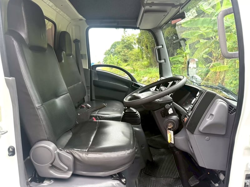 NLR130 ปี 2561 (รถห้างแท้) (4 ล้อ - ไม่ติดเวลา) (รถมือเดียวป้ายแดง) (ตู้แห้ง+เปิดท้าย+เปิดซ้าย) เครื่องดี คัสซีสวย แอร์เย็น พ.เพาเวอร์ ก.ไฟฟ้า พวงมาลัย Airbag วิทยุ USB MP3 รถถูกคัดสรรผ่านมาตรฐาน รถสวยมาก