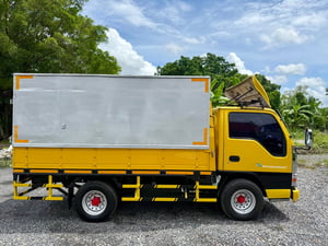 NKR 100 แรง (การ์ตูน) (4 ล้อ - ป้ายเล็กไม่ติดเวลา) (กระบะ+ตู้ทึบ) (กระทะผ่า+ยางดี 4 เส้น) (แบตเตอรี่ใหม่) เครื่องดี คัสซีสวย แอร์เย็น พร้อมโอน