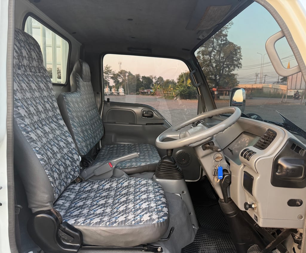 ISUZU NKR 120 แรง ปี 2553 (4 ล้อ-ไม่ติดเวลา) (กระบะ+คอก) เครื่องดี คัสซีสวย แอร์เย็น รถสวย พร้อมใช้งานทันที