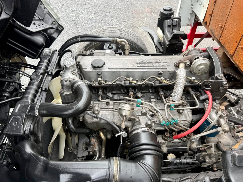 ISUZU NKR 120 แรง ปี 2555 (4 ล้อ-ไม่ติดเวลา) (กระบะ+คอก) เครื่องดี คัสซีสวย แอร์เย็น รถสวย พร้อมใช้งานทันที