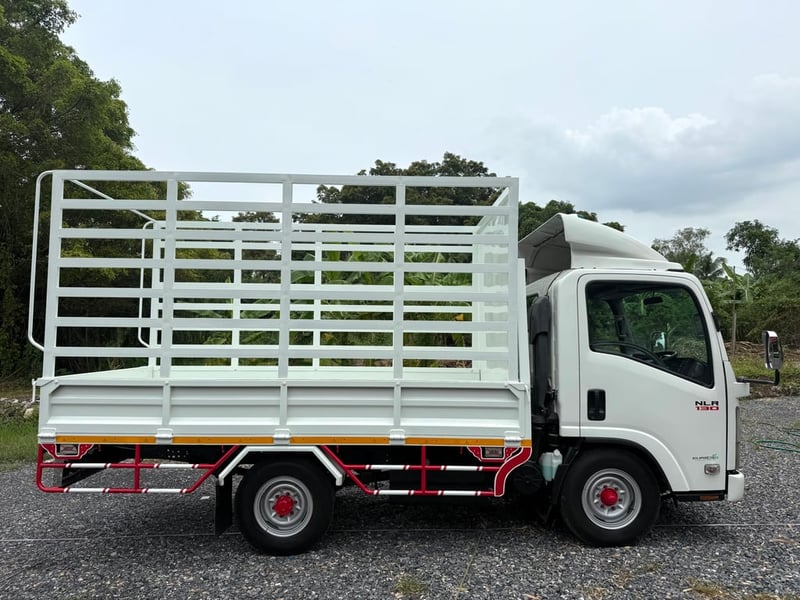 NLR130 แรง ปี 2561 (รถห้างแท้) (4 ล้อ - ไม่ติดเวลา) (รถมือเดียวป้ายแดง) (กระบะเหล็กใหม่ ยาว 3.5 เมตร) เครื่องดี คัสซีสวย แอร์เย็น พ.เพาเวอร์ ก.ไฟฟ้า พวงมาลัย Airbag วิทยุ USB MP3 รถถูกคัดสรรผ่านมาตรฐาน รถสวยมาก