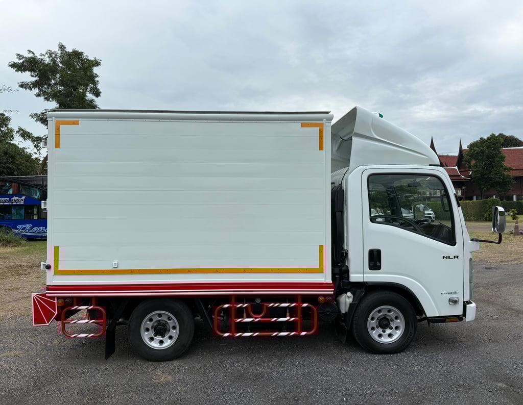 NLR Lite ปี 2021 (4 ล้อ - ไม่ติดเวลา) (รถมือเดียวป้ายแดง) (ตู้แห้ง+เปิดท้าย) เครื่องดี คัสซีสวย แอร์เย็น พ.เพาเวอร์ ก.ไฟฟ้า พวงมาลัย Airbag วิทยุ USB MP3 รถถูกคัดสรรผ่านมาตรฐาน